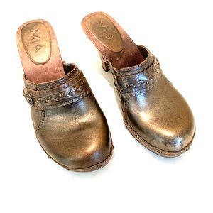 MIA Clogs